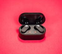 Les OnePlus Nord Buds dans leur boîtier // Source : Robin Wycke pour Frandroid