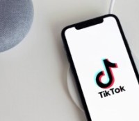 TikTok sur un iPhone, pour illustration. // Source : Pixabay