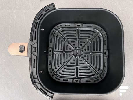 Tiroir et grille de cuisson de l'Ultenic K10 // Source : FRANDROID - Melinda DAVAN-SOULAS
