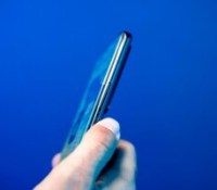 Les boutons sur les tranches du Vivo X80 Pro // Source : Anthony Wonner - Frandroid