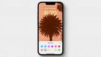 La police et la couleur peuvent se modifier pour la date et l'heure // Source : Apple