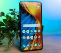 La face avant du Xiaomi Poco F4 // Source : Chloé Pertuis - Frandroid La face avant du Xiaomi Poco F4 // Source : Chloé Pertuis - Frandroid