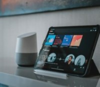 YouTube Music évolue sur nos tablette, avec une interface mieux optimisée pour les grands écrans // Source : Alvaro Reyes - Unsplash