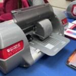 2 minutes pour une protection d&rsquo;écran sur mesure : on a essayé ce nouveau service