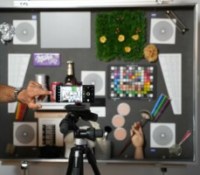 Le Vivo X80 Pro devant un tableau de test de couleurs. // Source : Frandroid - Chloé Pertuis