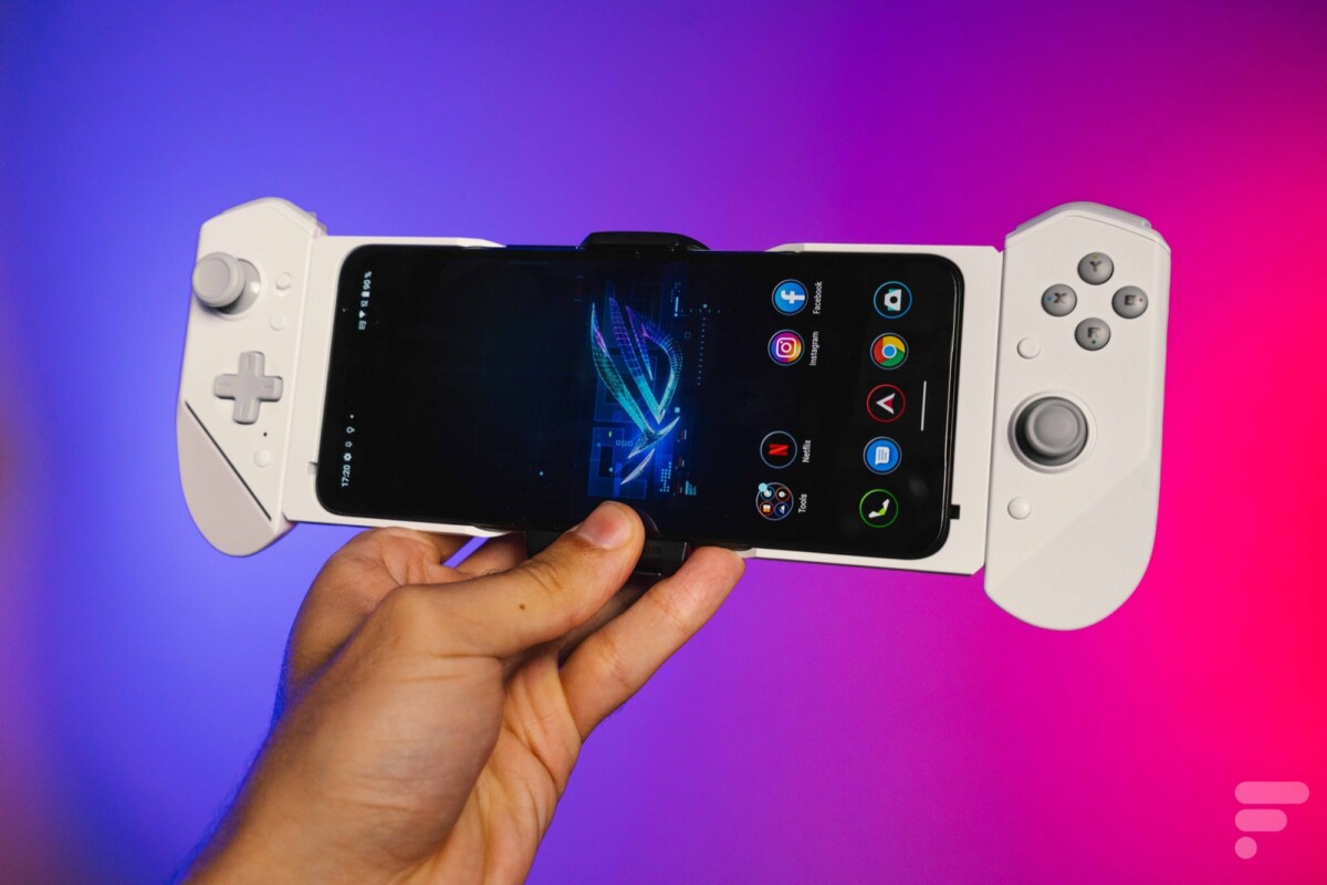 Asus ROG Phone 6 Pro avec les Kunai 3 Gamepad // Source : Frandroid Asus ROG Phone 6 Pro avec les Kunai 3 Gamepad // Source : Frandroid