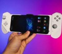 Asus ROG Phone 6 Pro avec les Kunai 3 Gamepad // Source : Frandroid Asus ROG Phone 6 Pro avec les Kunai 3 Gamepad // Source : Frandroid