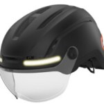 Ce casque de vélo intègre un éclairage intégral et des clignotants bien pratiques Ce casque de vélo intègre un éclairage intégral et des clignotants bien pratiques
