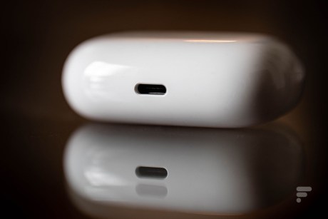 La prise USB-C sous le boîtier des Honor Earbuds 3 Pro