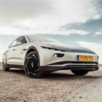 Recharger sa voiture au solaire : gadget sur la carrosserie, vraie révolution à la maison