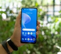 Le Realme 9 4G en main // Source : Chloé Pertuis