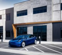 Une Tesla Model 3 en charge sur le connecteur mural Tesla // Source : Tesla