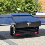 Une remorque Tesla avec prolongateur d&rsquo;autonomie solaire connectée à Internet via Starlink
