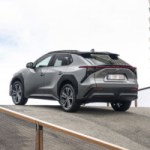 Toyota pense qu’une voiture hybride est presque aussi « propre » qu’une voiture électrique, mais c’est faux Toyota pense qu’une voiture hybride est presque aussi « propre » qu’une voiture électrique, mais c’est faux