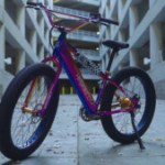 Ce BMX électrique très coloré veut clairement se faire remarquer Ce BMX électrique très coloré veut clairement se faire remarquer