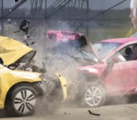 Zwei typengleiche Fahrzeuge, das eine mit Verbrennungsmotor, rechts, und das andere mit Elektroantrieb, kollidieren bei einem simulierten Unfall waehrend eines AXA Crashtests auf dem Flughafen Duebendorf, am Donnerstag, 25. August 2022 in Duebendorf. (AXA/KEYSTONE/Michael Buholzer)