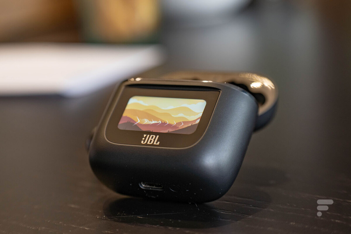 Le boîtier des écouteurs JBL Tour Pro 2 // Source : Geoffroy Husson pour Frandroid Le boîtier des écouteurs JBL Tour Pro 2 // Source : Geoffroy Husson pour Frandroid