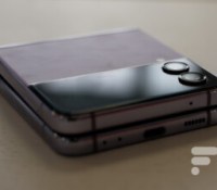 Le Samsung Galaxy Z Flip 4 plié et posé à plat // Source : Arnaud Gelineau - Frandroid