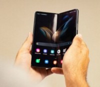 Le Samsung Galaxy Z Fold 4 en train d'être déplié // Source : Anthony Wonner - Frandroid