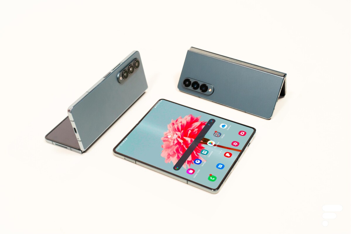 Le Samsung Galaxy Z Fold 4 dans plusieurs positions // Source : Anthony Wonner - Frandroid Le Samsung Galaxy Z Fold 4 dans plusieurs positions // Source : Anthony Wonner - Frandroid