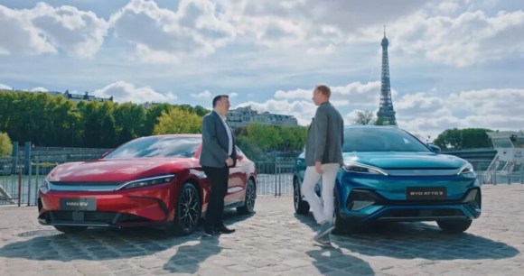 Les BYD Han et Atto 3 devant la Tour Eiffel à Paris Les BYD Han et Atto 3 devant la Tour Eiffel à Paris