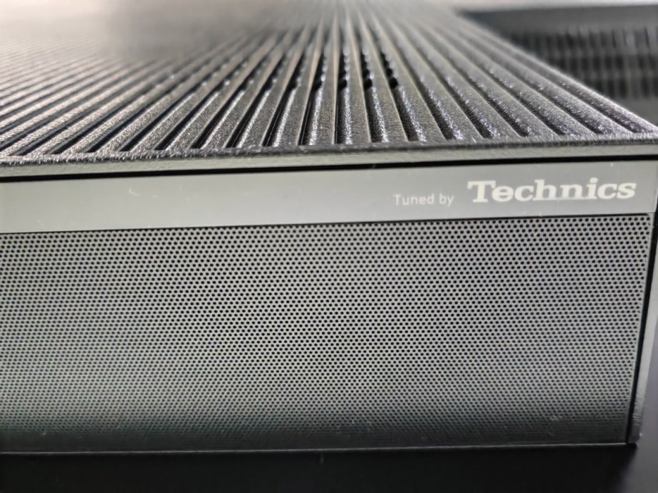 Le système audio est signé Technics.