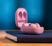Les Samsung Galaxy Buds 2 Pro dans leur boîtier // Source : Geoffroy Husson pour Frandroid