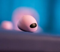 Les grilles de microphones des Samsung Galaxy Buds 2 Pro // Source : Geoffroy Husson pour Frandroid