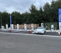 Une Tesla Model Y en charge sur le réseau Totalenergies // Source : Bob JOUY pour Frandroid