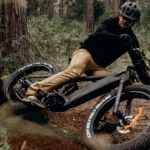 Ce fatbike électrique tout suspendu est fait pour les terrains extrêmes Ce fatbike électrique tout suspendu est fait pour les terrains extrêmes