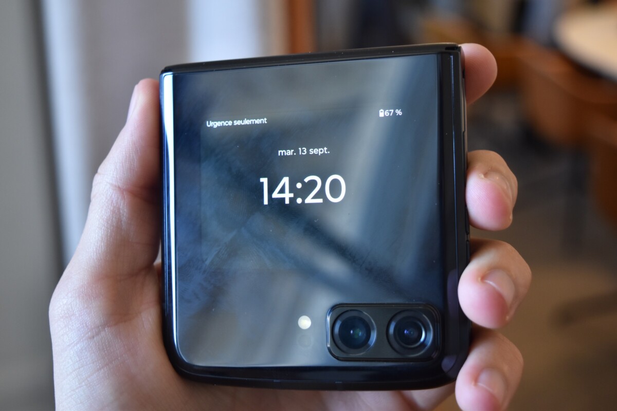 Le Motorola Razr 2 // Source : Frandroid Le Motorola Razr 2 // Source : Frandroid
