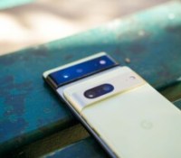Comparaison du bloc photo avec le Pixel 6 (en dessous) // Source : Frandroid - Chloé Pertuis