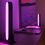 Idéal pour illuminer votre salon à Noël, ce pack avec 2 Philips Hue Play + une ampoule connectée coûte moins de 100 €