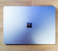Le dos sur Surface Laptop 5 // Source : Source : Chloé Pertuis – Frandroid