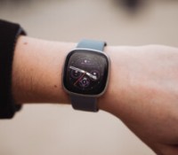 La Fitbit Versa 4 // Source : Frandroid - Anthony Wonner