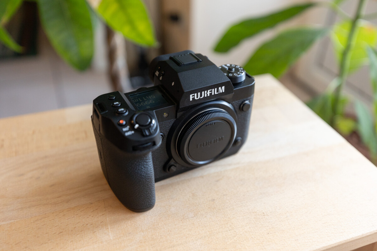 Le Fujifilm X-H2 // Source : Lola Gréco pour Frandroid Le Fujifilm X-H2 // Source : Lola Gréco pour Frandroid