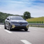 Assurer une voiture électrique pourrait coûter plus cher en 2024 : voici pourquoi