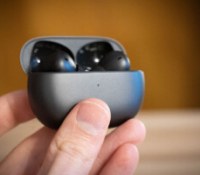 Les Xiaomi Redmi Buds 4 Pro // Source : Geoffroy Husson pour Frandroid