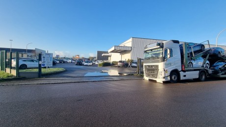 Centre de livraison Tesla à Saint-Jacques-de-la-Lande (Rennes) // Source : Mael Pilven