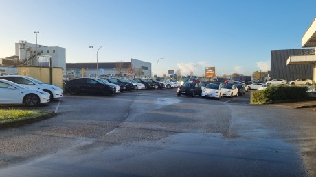 Centre de livraison Tesla à Saint-Jacques-de-la-Lande (Rennes)