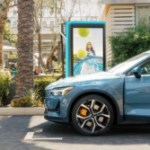 Voiture électrique : à quoi sert l’immense écran de 55 pouces sur ces bornes de recharge Voiture électrique : à quoi sert l’immense écran de 55 pouces sur ces bornes de recharge