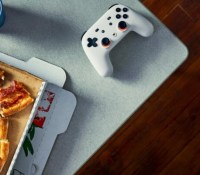 Une manette Google Stadia et... une boite de pizza // Source : Google
