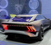 L'arrière tronqué et les feux géants donnent une signature visuelle forte au concept Peugeot.