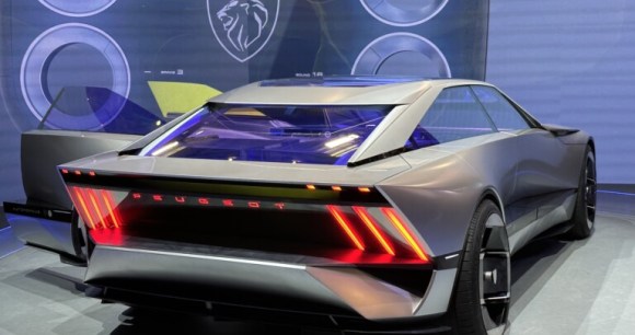 L'arrière tronqué et les feux géants donnent une signature visuelle forte au concept Peugeot. L'arrière tronqué et les feux géants donnent une signature visuelle forte au concept Peugeot.