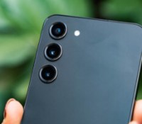 Avec cette mise à jour, Samsung pourrait régler les problèmes des modules photo de ses smartphones Galaxy S23. // Source : Frandroid - Chloé Pertuis / Anthony Wonner