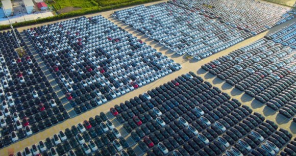 Les voitures sur le parking de la Gigafactory de Shanghai qui attendent d'être transportés dans le monde Les voitures sur le parking de la Gigafactory de Shanghai qui attendent d'être transportés dans le monde