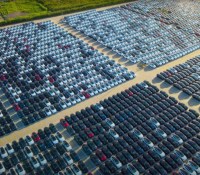 Les voitures sur le parking de la Gigafactory de Shanghai qui attendent d'être transportés dans le monde Les voitures sur le parking de la Gigafactory de Shanghai qui attendent d'être transportés dans le monde