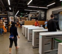 Portiques à la sortie des magasins Amazon Go, pour illustration // Source : Sikander Iqbal - Wikimedia Commons