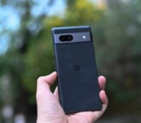 Image du non officielle du Pixel 7a en prise en main // Source : Zing News