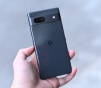 Image du non officielle du Pixel 7a en prise en main // Source : Zing News